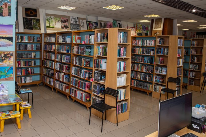 Regály s beletrií a naučnou literaturou